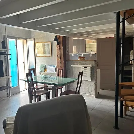 La Maison Des Lauriers Rouges Holiday home