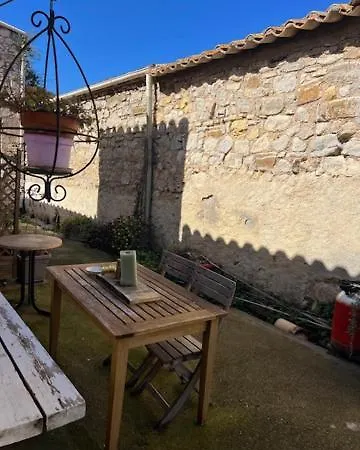 La Maison Des Lauriers Rouges