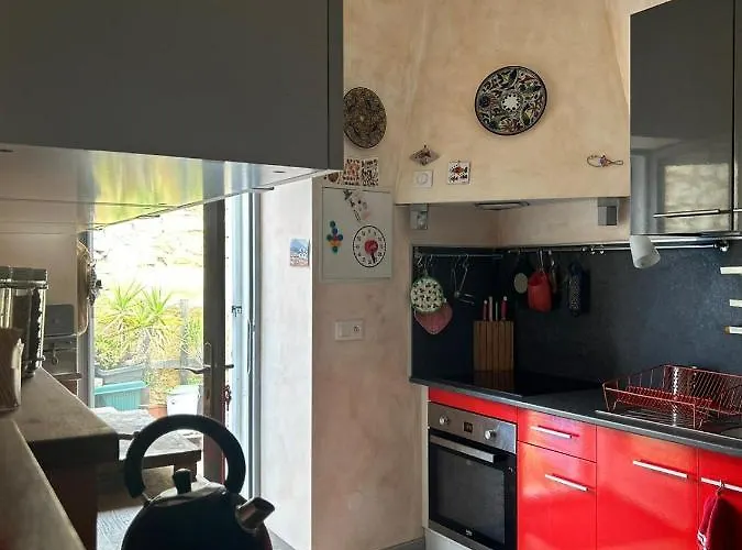 La Maison Des Lauriers Rouges