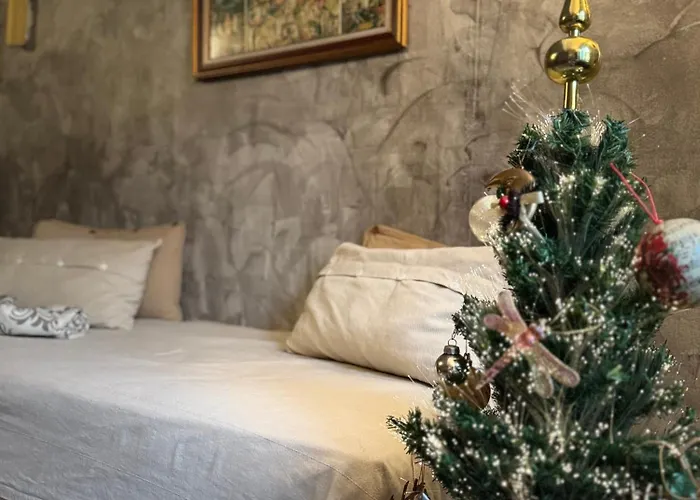 La Maison Des Lauriers Rouges